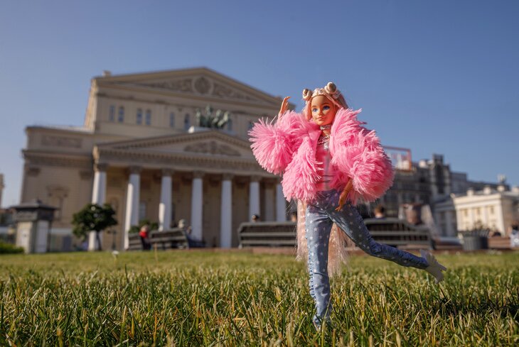 Барби в Москве: посмотрите фотографии куклы с прогулки по городу