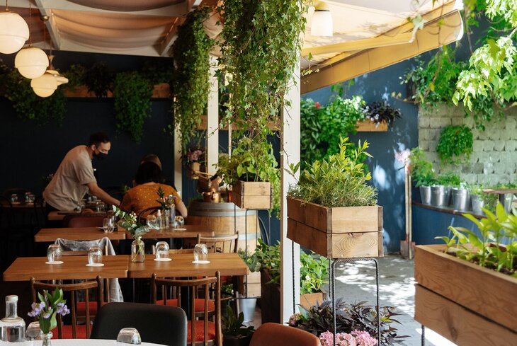 Кофе и падающие листья: 8 ресторанов Москвы с уютными дворами