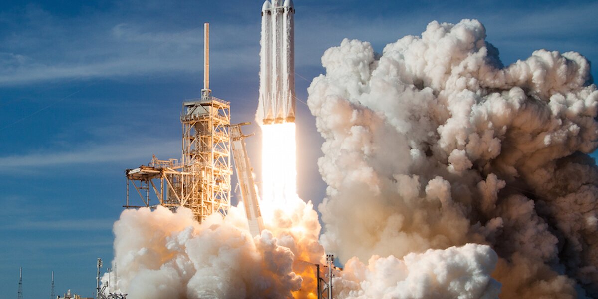 SpaceX назвала туристов, которые полетят в космос в этом году