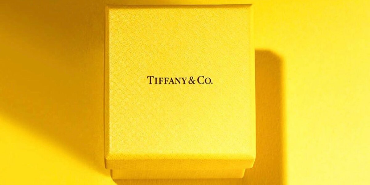 Шутка или правда: Дом Tiffany & Co. сменил фирменный цвет на желтый