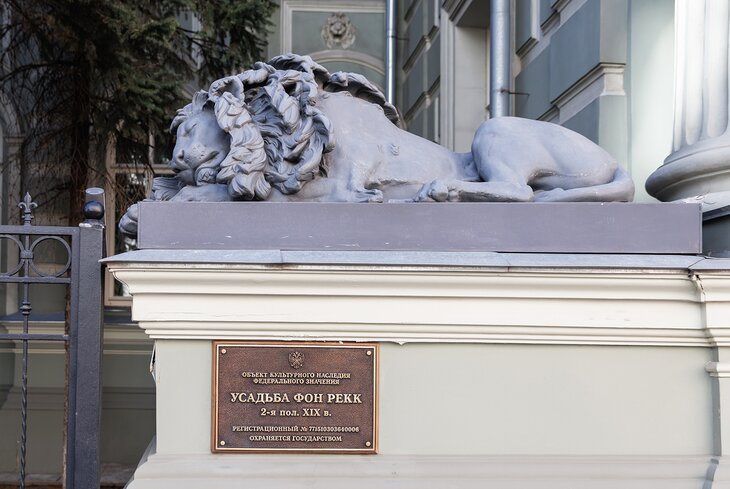 Царь зверей в Москве: где искать львов в архитектуре города