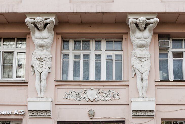 Где искать атлантов в Москве: 8 самых красивых зданий
