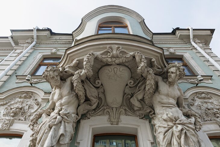 Где искать атлантов в Москве: 8 самых красивых зданий