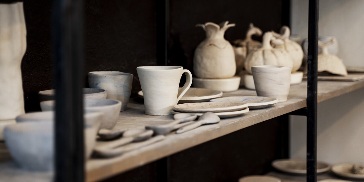 Тарелка, ваза и кружка: красивая керамика, которую можно купить в Москве к 8 марта