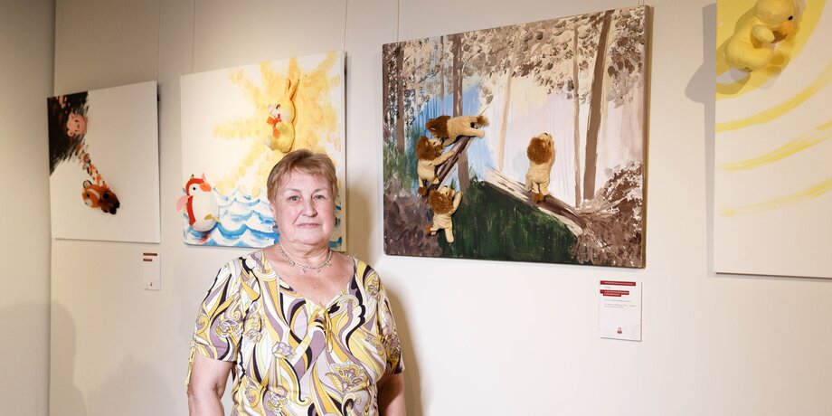 Пенсионеры объединились с современными художниками на «Выставке Клавдии Семеновны»