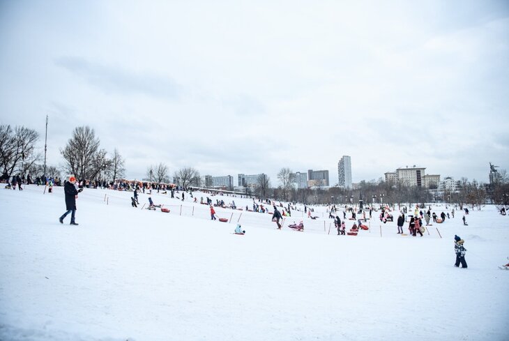 5 отличных мест Москвы, где этой зимой можно покататься на тюбах и санках