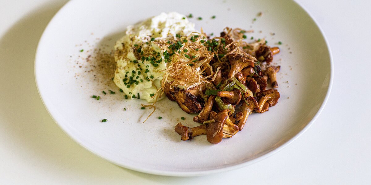 Блюдо недели: картофельная вафля с лисичками и муссом из пармезана в Brasserie Lambic