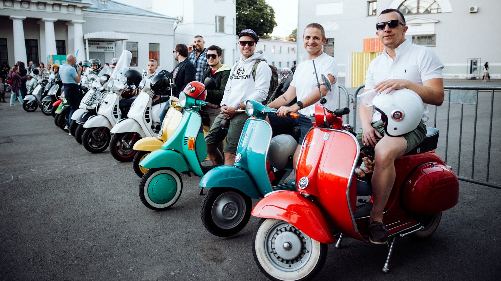 Показываем, как прошел пробег на мопедах Vespa на премьере мультфильма «Лука»  – The City