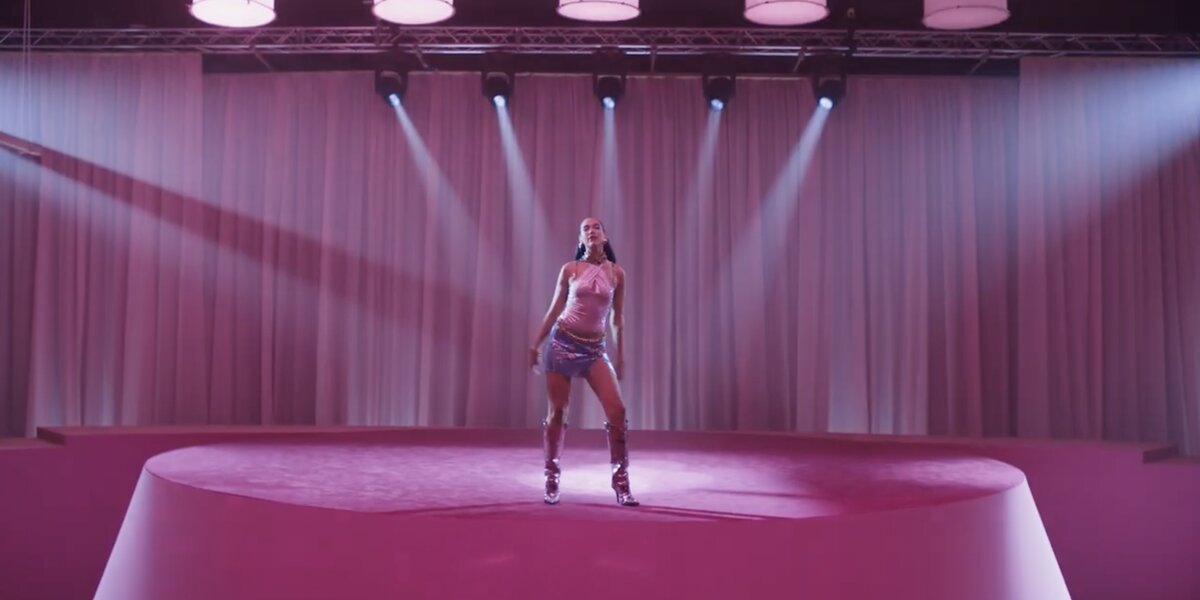 Дуа Липа танцует с Марго Робби и Райаном Гослингом в своем клипе Dance the Night
