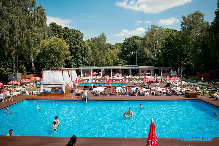 Зоны отдыха с открытыми бассейнами в пяти парках столицы