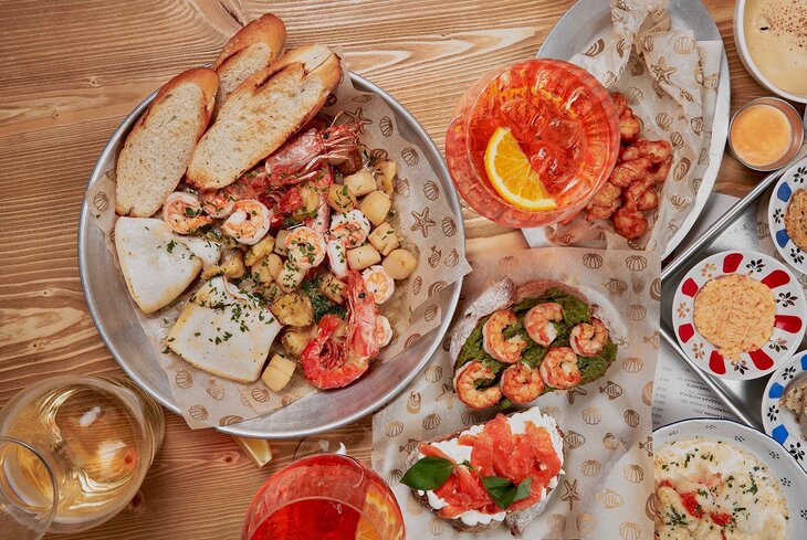 Восточная кухня и блюда Средиземноморья: летние новинки в меню московских ресторанов