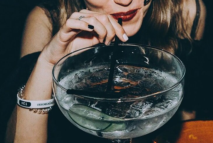 Льют через край: 7 баров Москвы, где подают огромные коктейли в больших фужерах