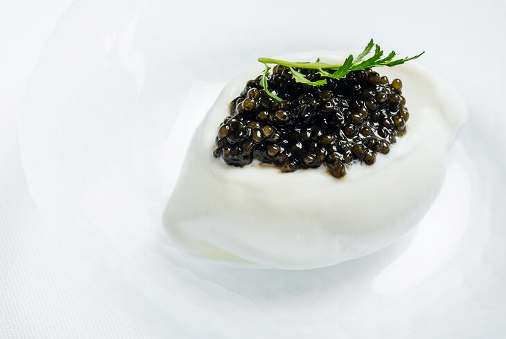 Пломбир с черной икрой и медовик в форме рыбы: самые дорогие десерты из ресторанов Москвы