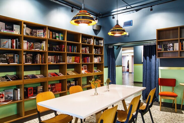 Стать студентом винного факультета и посмотреть спектакль: 7 необычных библиотек при кафе в Москве
