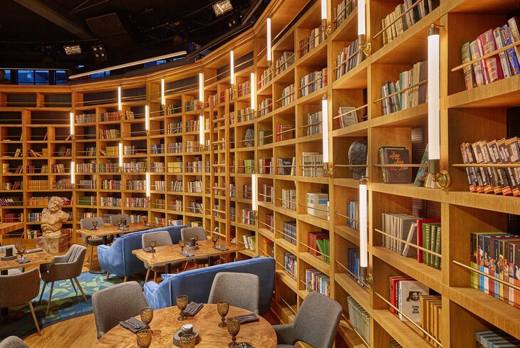 Стать студентом винного факультета и посмотреть спектакль: 7 необычных библиотек при кафе в Москве
