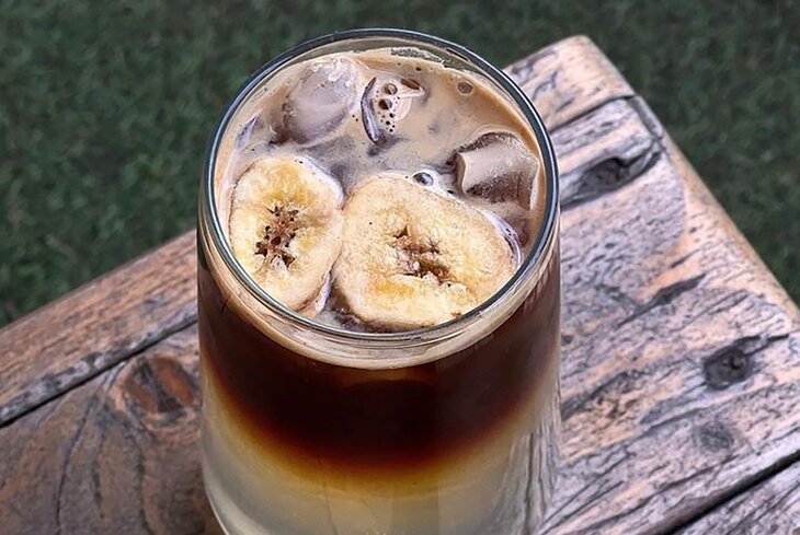 С сырной пенкой, соком помело и медом: 10 холодных кофе из заведений Москвы