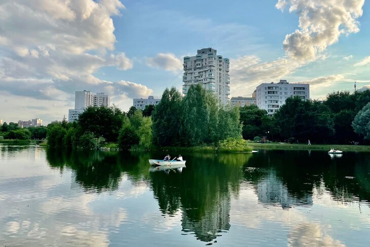 9 парков Москвы, где приятно гулять у воды