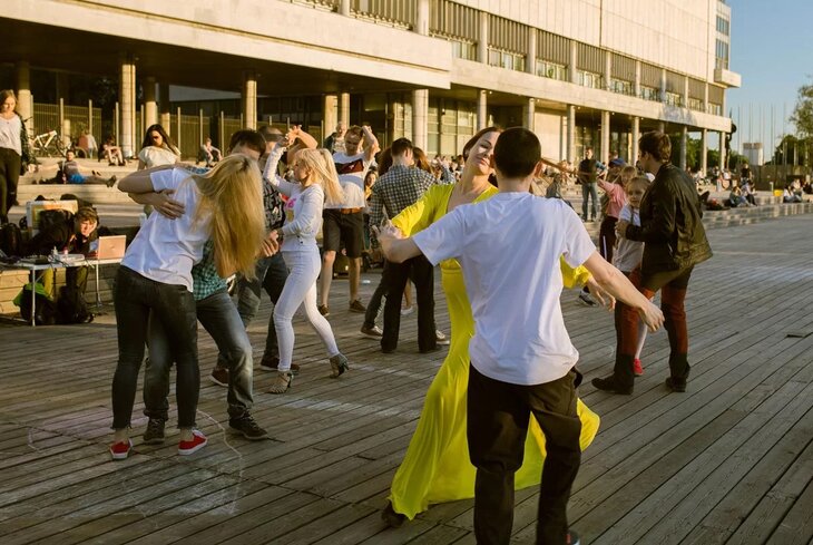 Где бесплатно танцевать бачату, зумбу и латину? Собрали занятия в 7 парках Москвы
