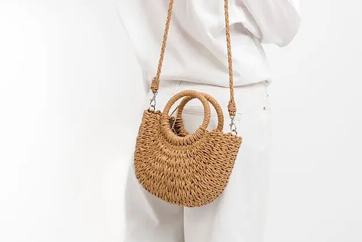 На пляж, в офис и на свидание: 7 стильных плетеных сумок на лето