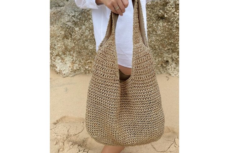 На пляж, в офис и на свидание: 7 стильных плетеных сумок на лето