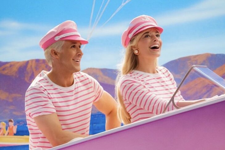 Марго Робби и Райан Гослинг путешествуют на лодке на новых кадрах из фильма «Барби»