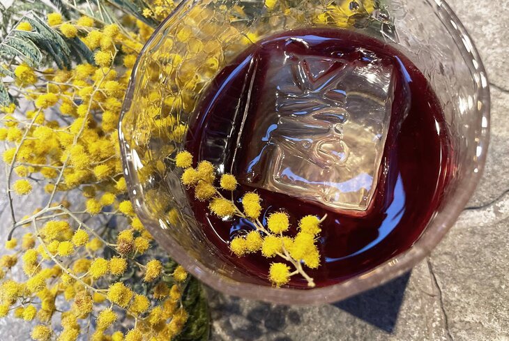 «Привет, ромашки»: где пить вкусные коктейли с цветами в Москве