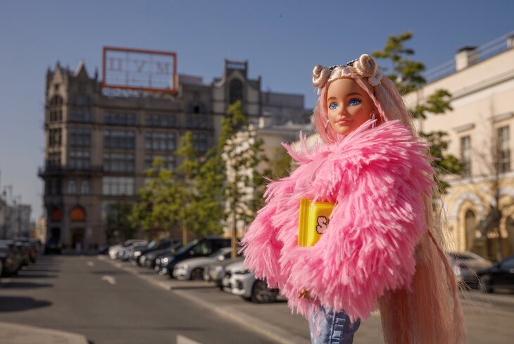 Барби в Москве: посмотрите фотографии куклы с прогулки по городу