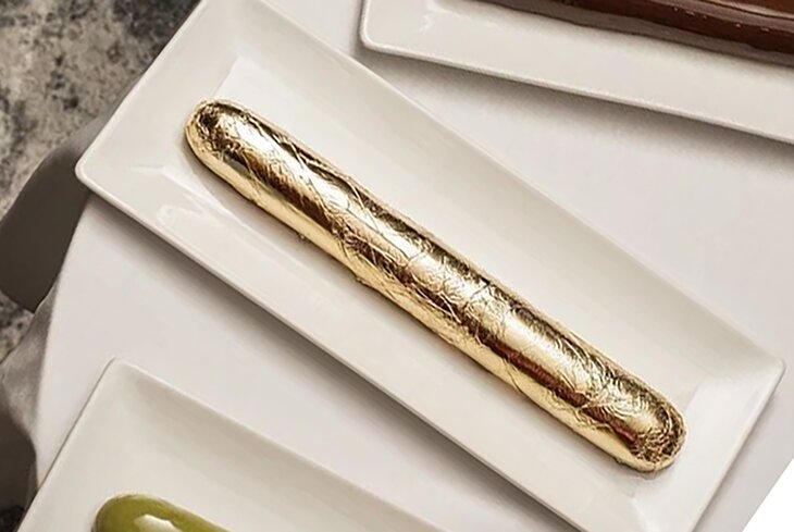 С сусальным золотом, крабом и размера XXL: 10 самых необычных эклеров из ресторанов Москвы