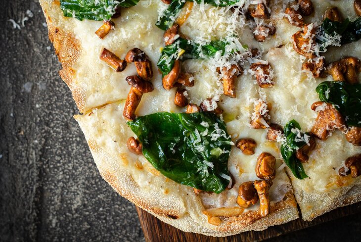 Сезон лисичек: 10 вкусных пицц с грибами из ресторанов Москвы