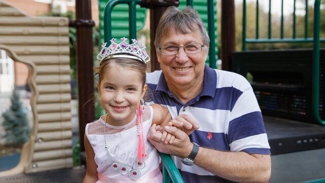 «Дедушка на час»: история 64-летнего Александра, который работает няней