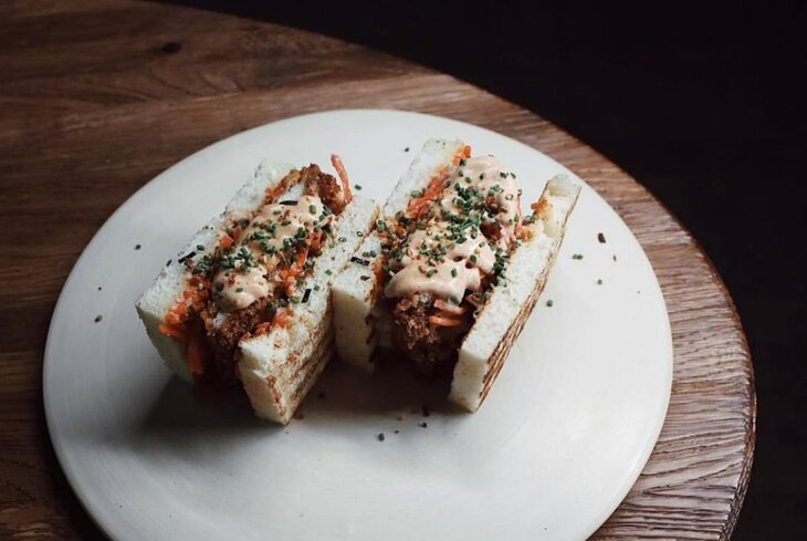 Что такое сэндвич кацу-сандо и где его попробовать в Москве