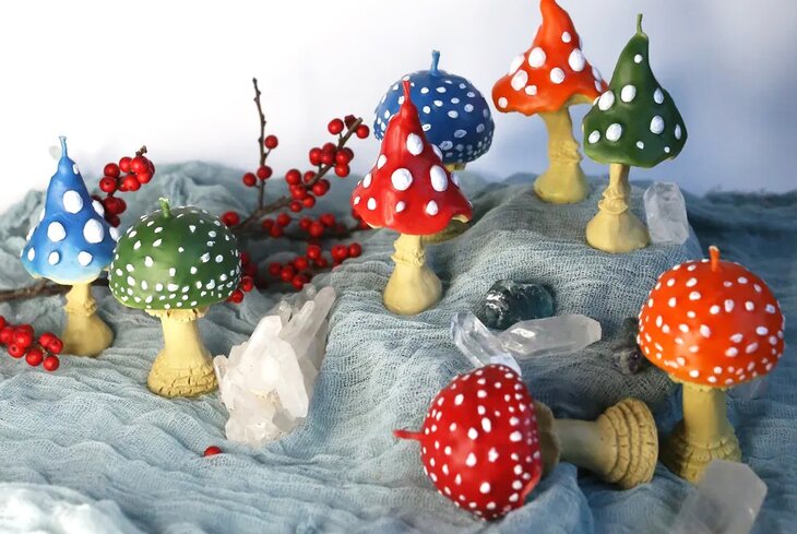 В стиле Уэса Андерсона, в форме леденца или грибов: 7 российских брендов с необычными свечами