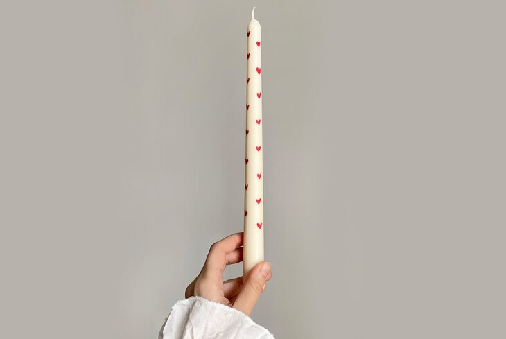 В стиле Уэса Андерсона, в форме леденца или грибов: 7 российских брендов с необычными свечами