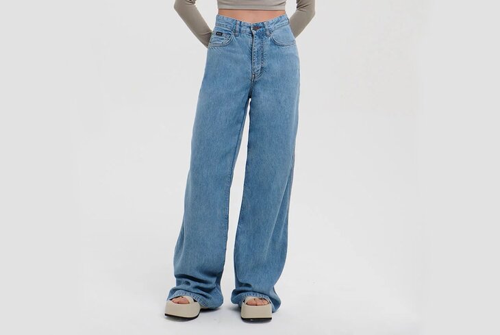 Тотал-деним — тренд-2023. Вот как носить джинсовые вещи с ног до головы и где их купить