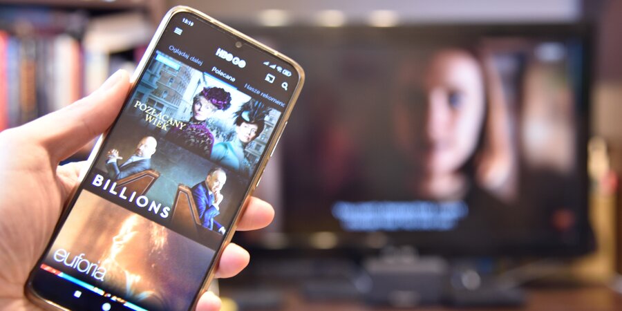 выбор сериала на экране смартфона с подписками стримингов