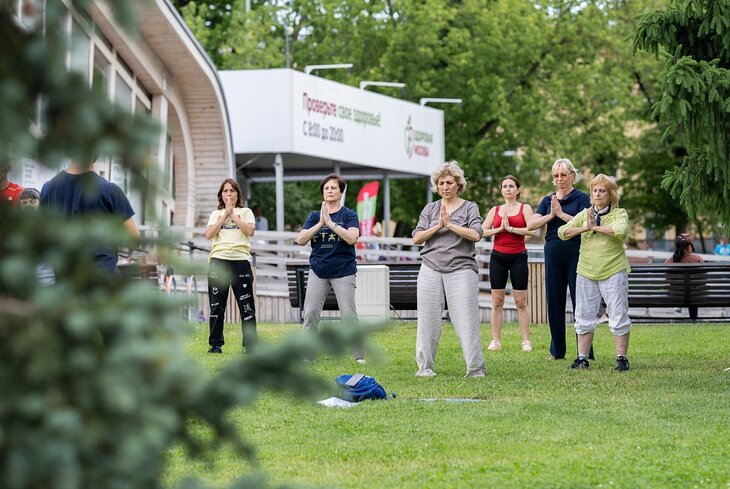 От йоги до футбола: бесплатные спортивные занятия в парках Москвы