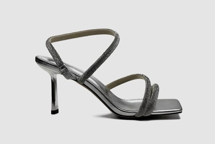 «Уродливые» клоги и туфли Мэри Джейн: главные тренды летней обуви