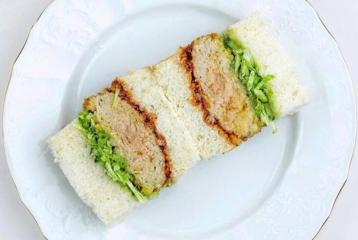 «Жирненький бутерброд с колбаской из детства»: куда идти за лучшими сэндвичами в Москве