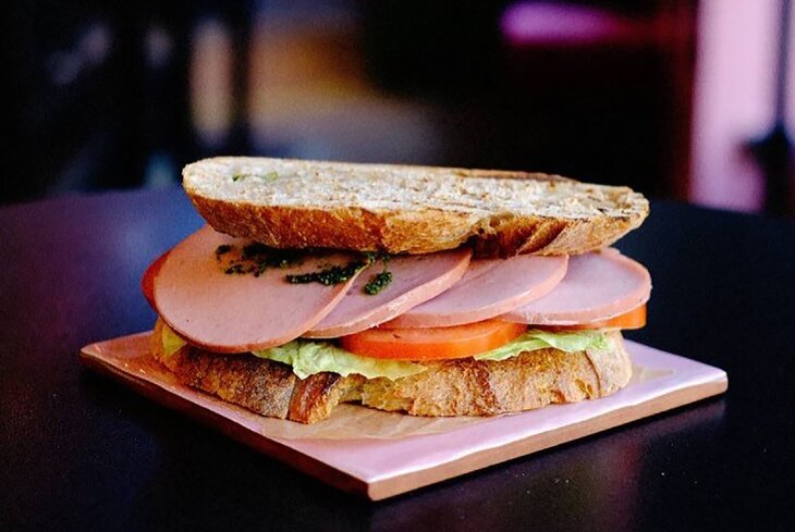 «Жирненький бутерброд с колбаской из детства»: куда идти за лучшими сэндвичами в Москве