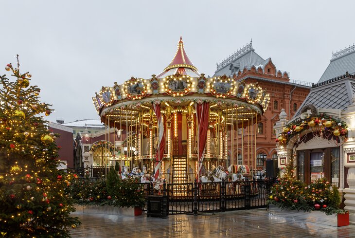 Каток, карусель и сувениры: посмотрите, как в Москве проходит фестиваль «Путешествие в Рождество»