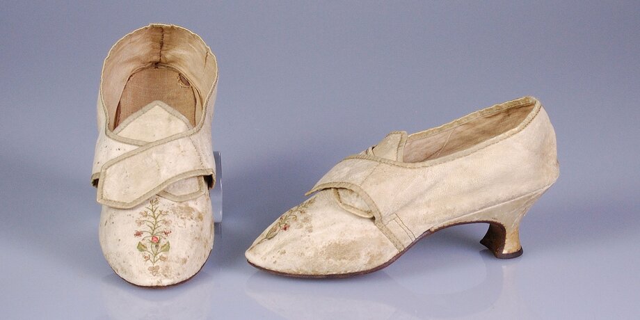 «Мода эпохи Екатерины II»: мюли, галоши и низкий каблук