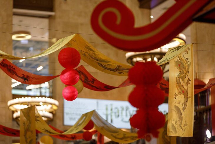 Красные фонарики, драконы и иероглифы: посмотрите, как Москву украсили к китайскому Новому году