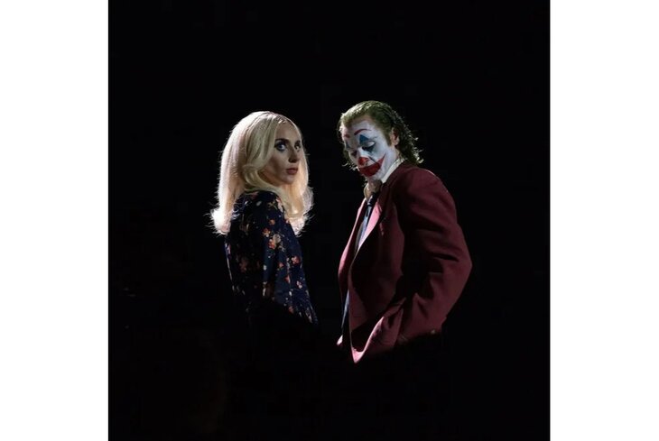 Танцующие Леди Гага и Хоакин Феникс. Посмотрите новые кадры фильма «Джокер: Безумие на двоих»