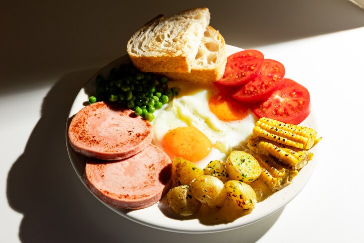 Глазунья с трюфелем и перец с кремом из тунца: новые завтраки в московских ресторанах