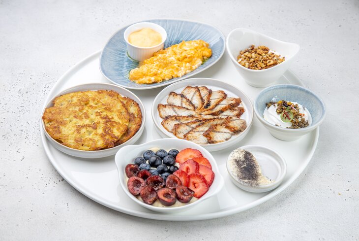 Глазунья с трюфелем и перец с кремом из тунца: новые завтраки в московских ресторанах