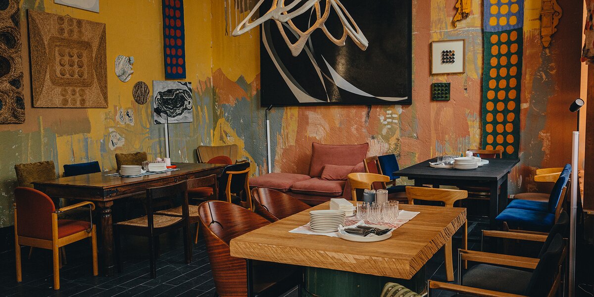 Не хлебом единым: 7 ресторанов и баров, где можно увидеть современное искусство