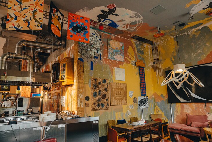 Не хлебом единым: 7 ресторанов и баров, где можно увидеть современное искусство