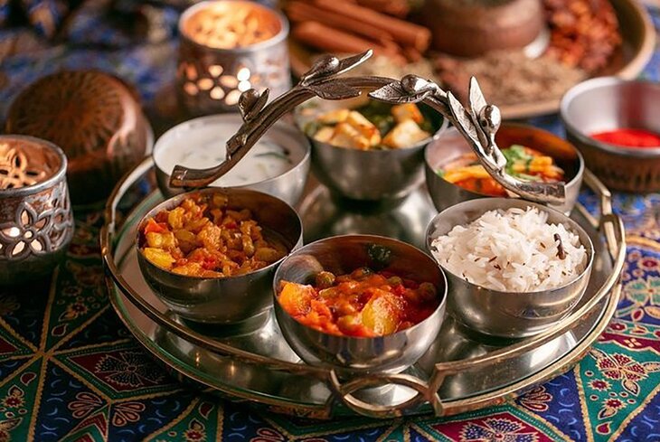 Баттер-чикен-масала, самоса и палак-панир: где в Москве попробовать индийскую кухню