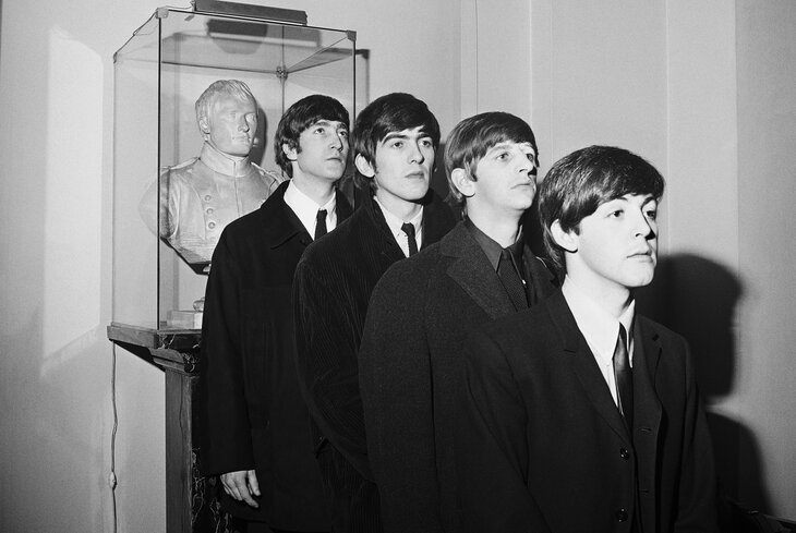 The Beatles с подушками, Трамп с пачками денег: снимки Гарри Бенсона в Центре Люмьер