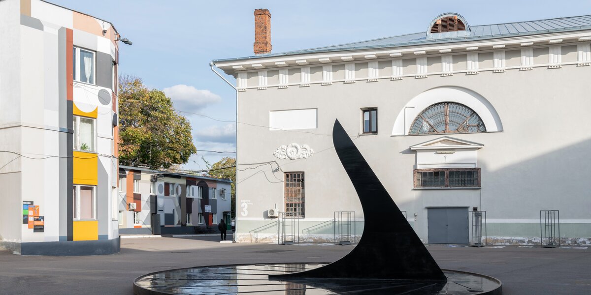 Во дворе Музея Москвы в рамках фестиваля «Здесь и сейчас» появился арт-объект «Солнечные часы»